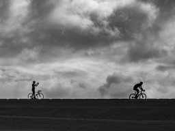 Silhouetten op de dijk